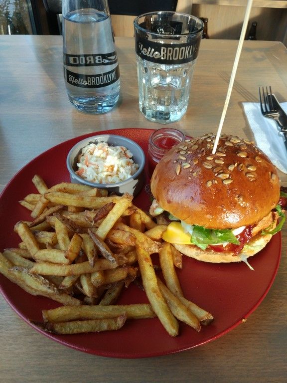 Burger w Brooklyn przy Rondzie ONZ - Gdzie w Warszawie zjeść tani lunch?