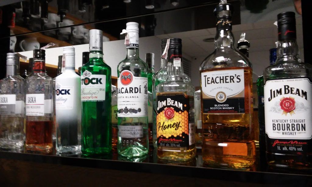 Wybór alkoholi w saloniku SkyLounge na lotnisku Warszawa - Modlin