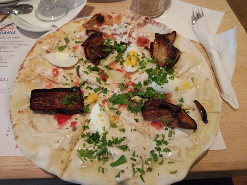 Pizza śniadaniowa w Berek Shipudei - Najlepsze miejsca na tanie śniadanie w Warszawie