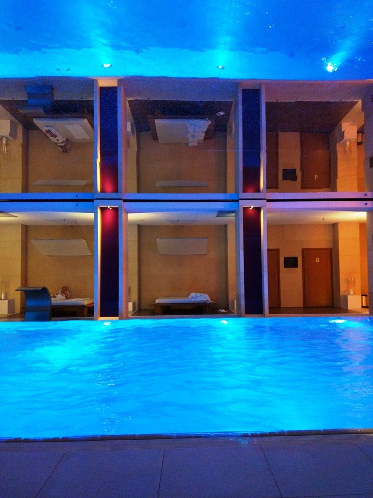 basen w hotelu Sofitel Victoria Warszawa - Test warszawskich hoteli: ranking hoteli 5-gwiazdkowych