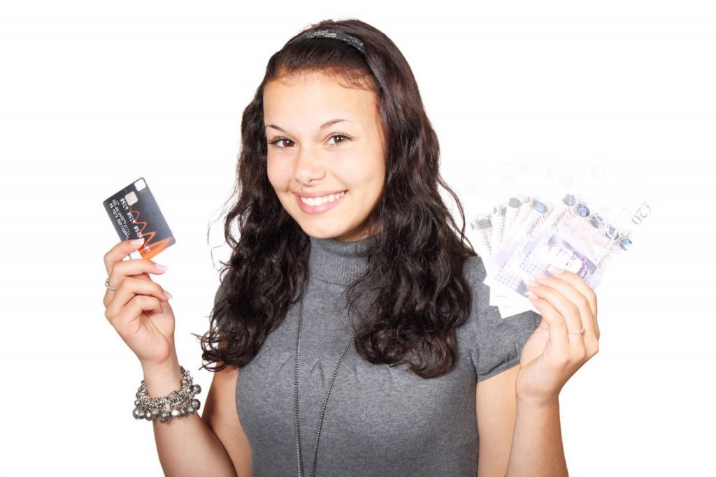 dziewczyna z kartą kredytową - Karta kredytowa - czy to się opłaca?