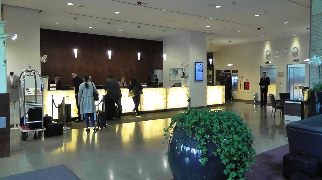 Lobby hotelu Intercontinental Warszawa - Test warszawskich hoteli: ranking hoteli 5-gwiazdkowych