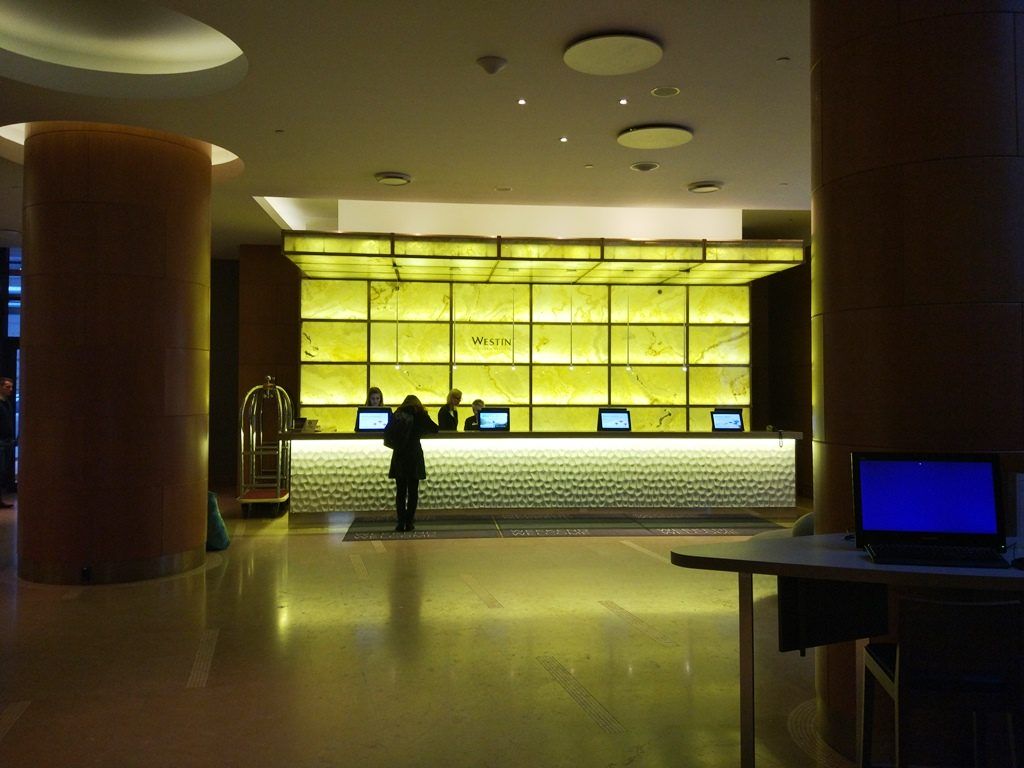 Lobby hotelu Westin Warsaw - Test warszawskich hoteli: ranking hoteli 5-gwiazdkowych