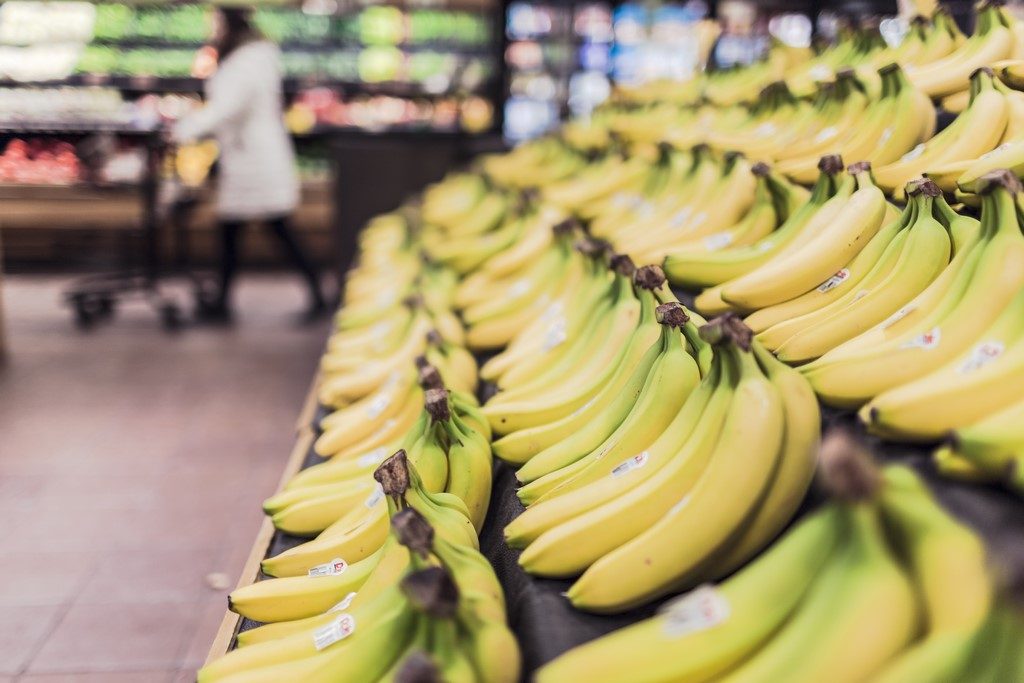 Zakupy spożywcze przez Internet - czy warto - banany w sklepie