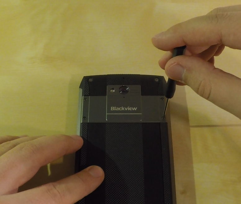 odkręcanie klapki osłoniającej karty SIM - recenzja Blackview BV8000 Pro