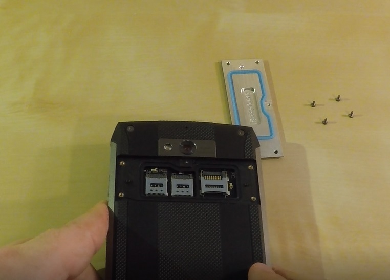 sloty na karty SIM i kartę micro SD - recenzja Blackview BV8000 Pro