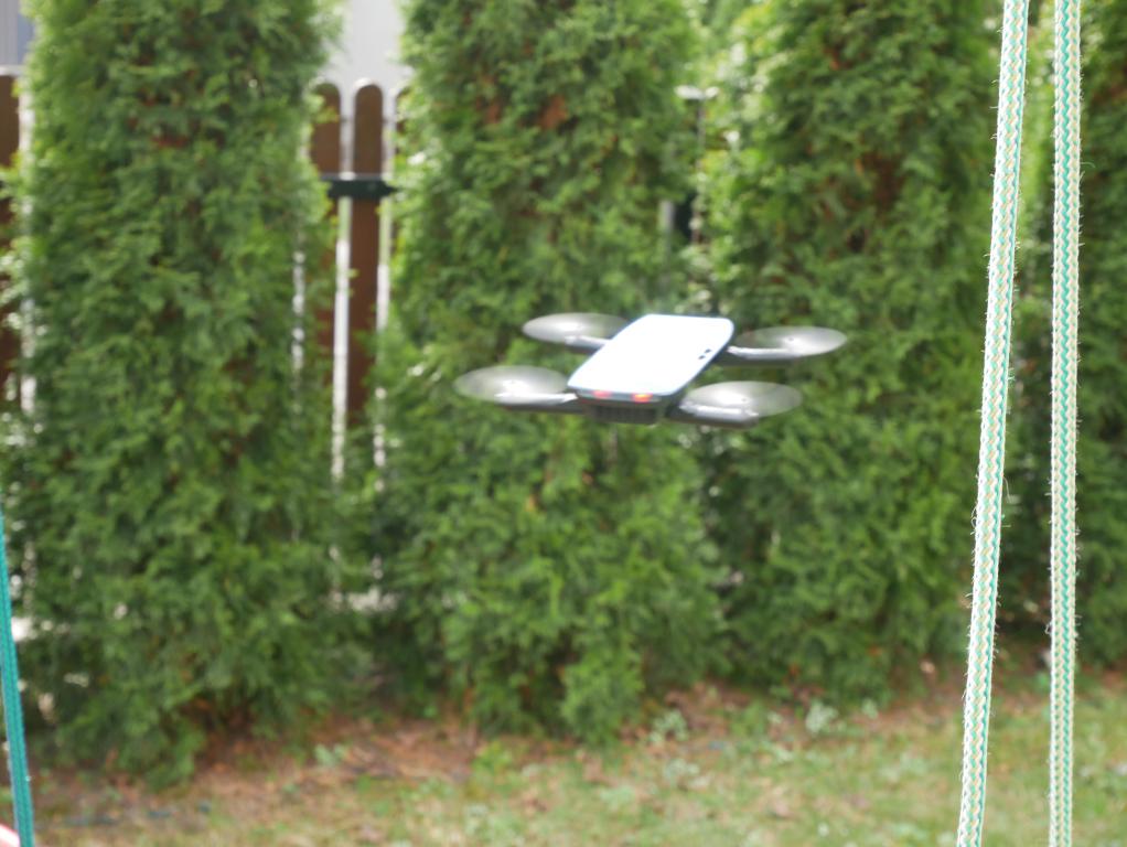 JJRC H47 Elfie + - recenzja taniego odpowiednika Sparka - dron manewruje