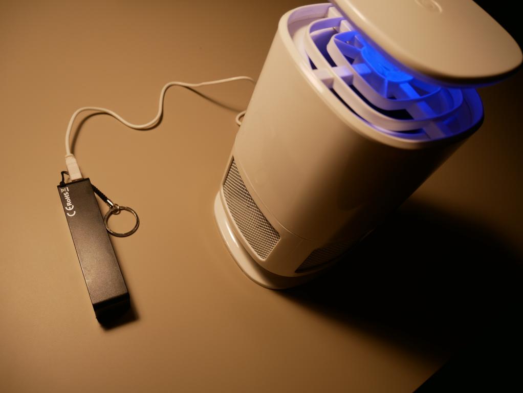 Recenzja lampki - pułapki na komary - zasilanie poprzez USB z powerbanka