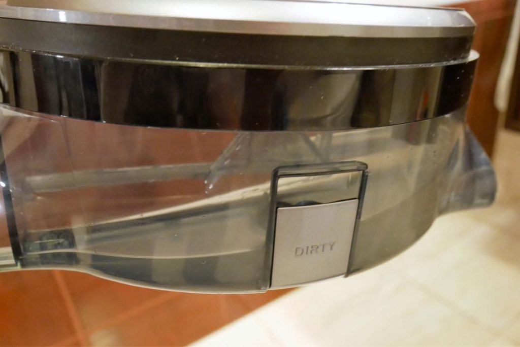 iLife W400 - recenzja robota do mycia podłóg - pojemnik z brudną wodą