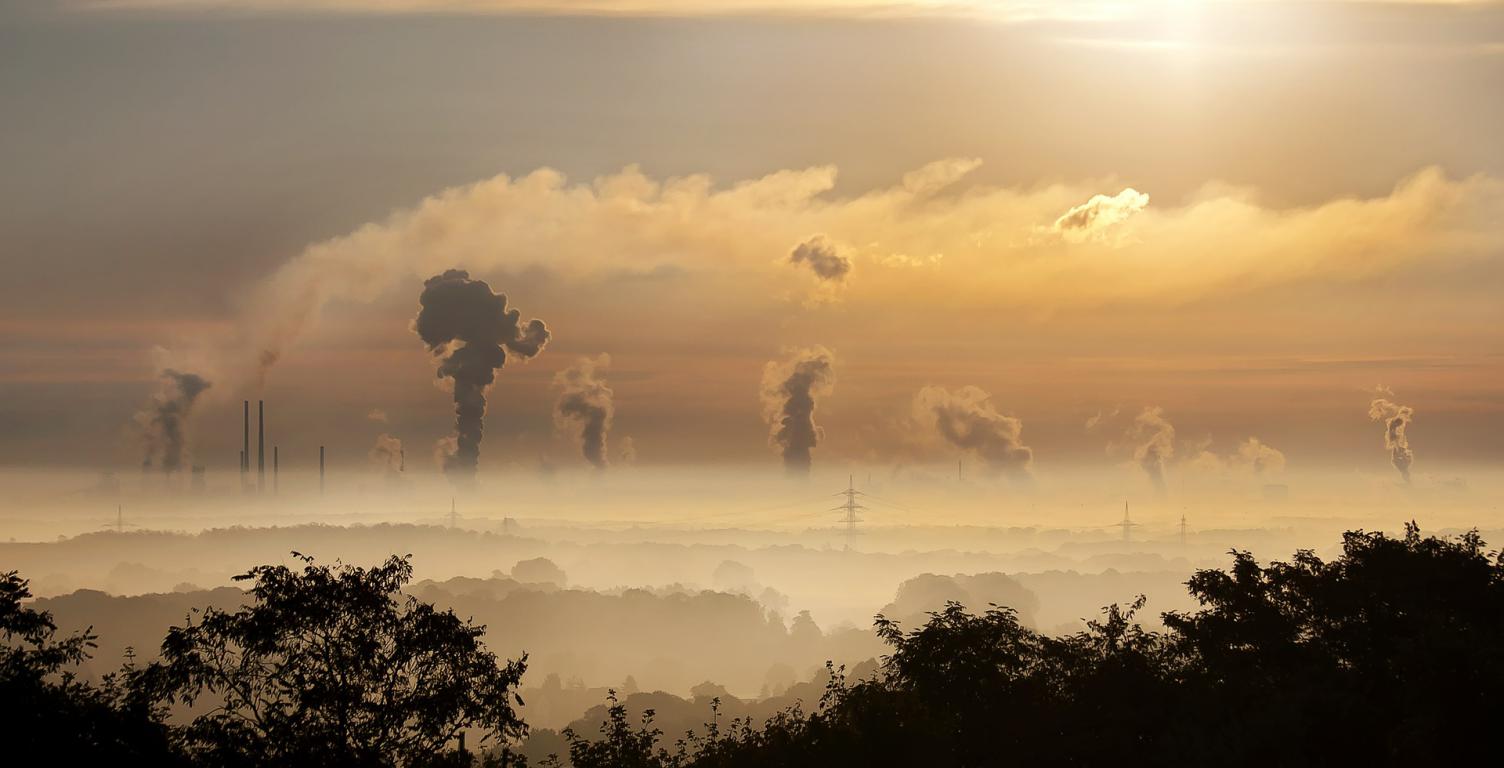 krajobraz z zanieczyszczeniami powietrza