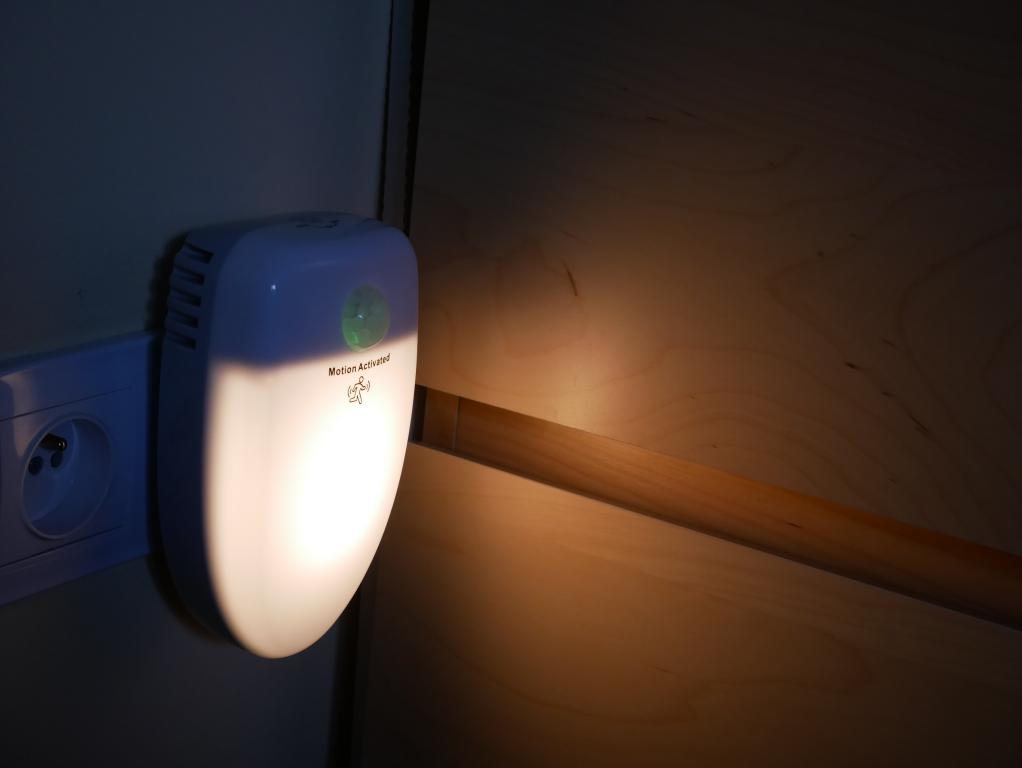 Oczyść powietrze za 100 zł z Alfawise Ai 202 - recenzja - lampka nocna w oczyszczaczu
