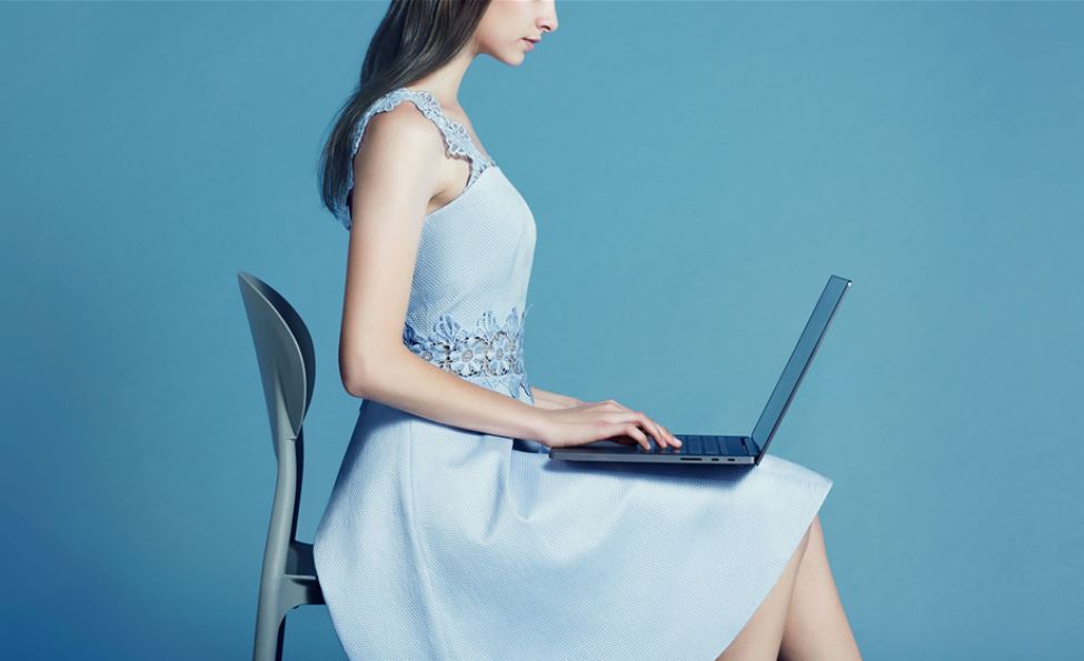 Xiaomi Mi Notebook Pro - promocja na geekmaxi - dziewczyna z laptopem na kolanach