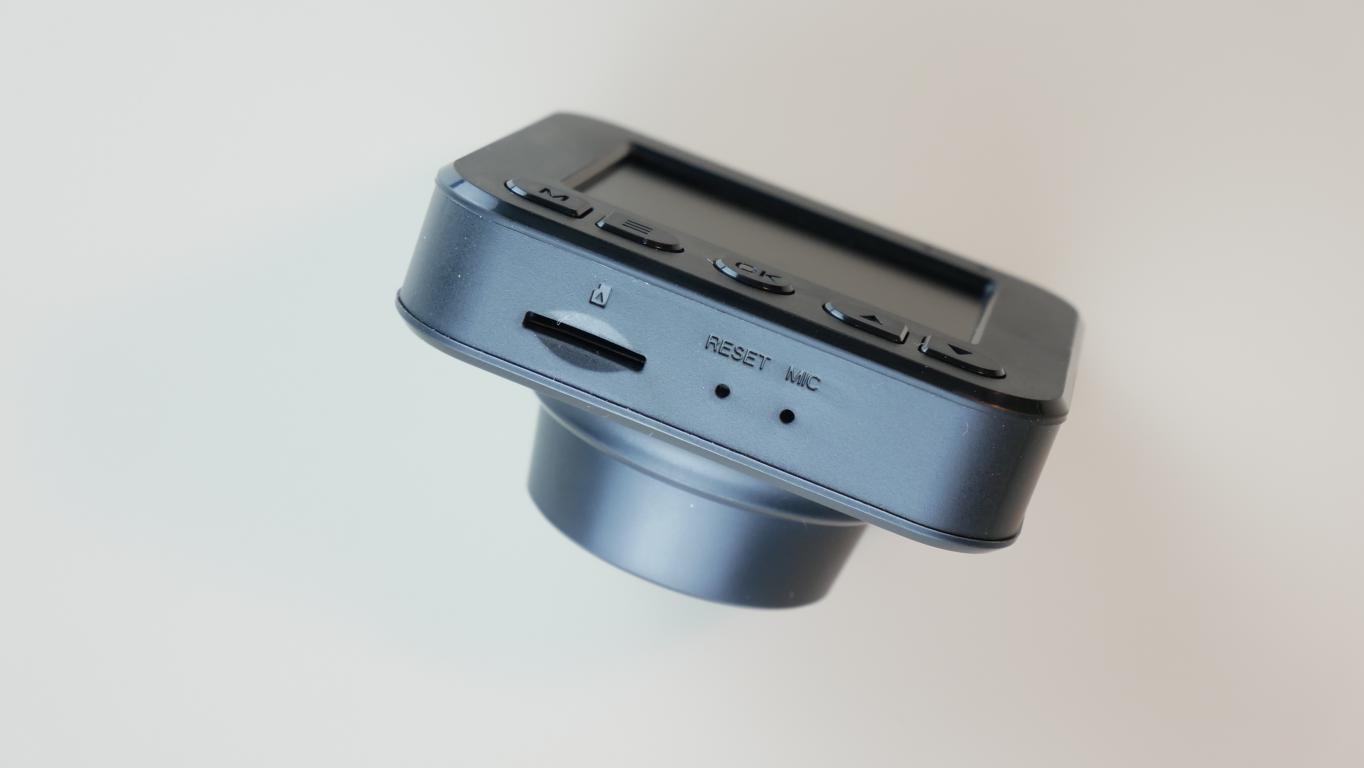Kamera samochodowa Navitel R200 NV - wejscie na kartę microSD