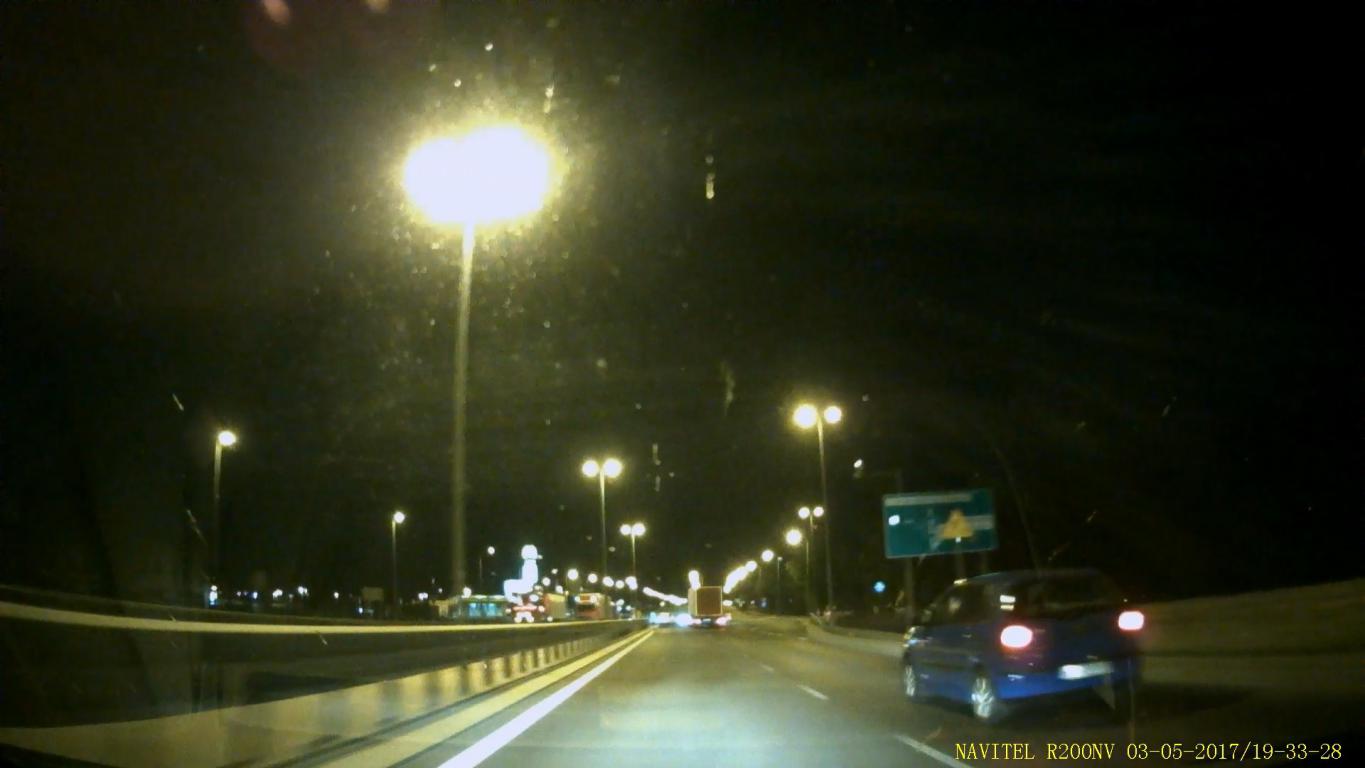 Kamera samochodowa Navitel R200 NV - zdjęcie nocą z kamery - samochód po prawej