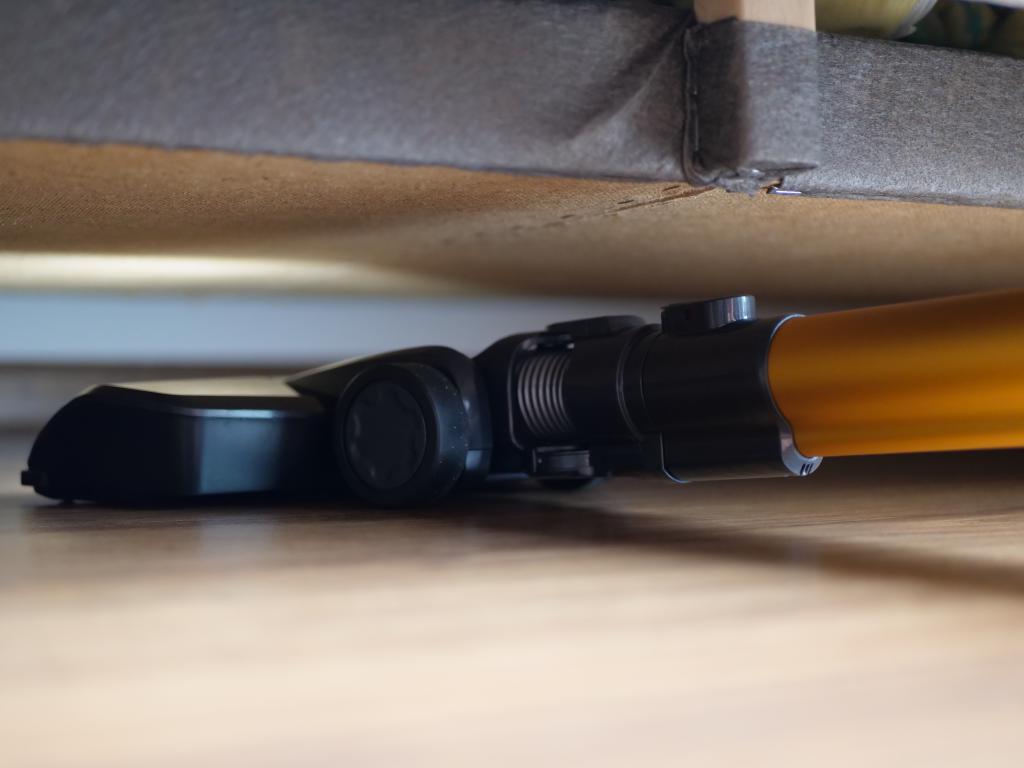 Dibea V008 PRO - recenzja taniego odkurzacza pionowego - podświetlenie pod kanapą