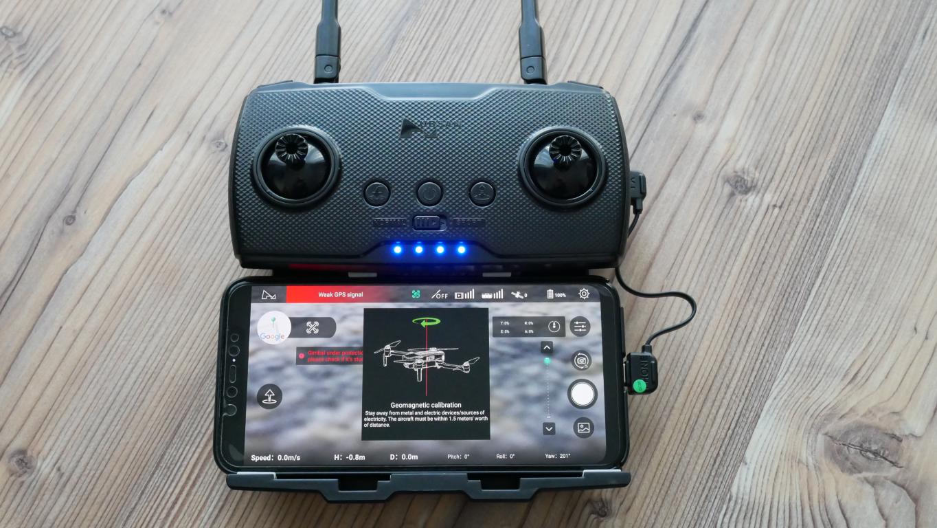Hubsan Zino PRO - recenzja drona z kamerą 4K i zasięgiem aż 4 km - kontroler ze smartfonem