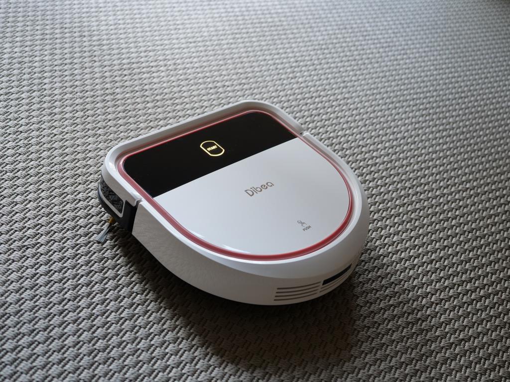 Dibea D500 PRO - recenzja taniego robota sprzątającego z mopowaniem - na dywanie