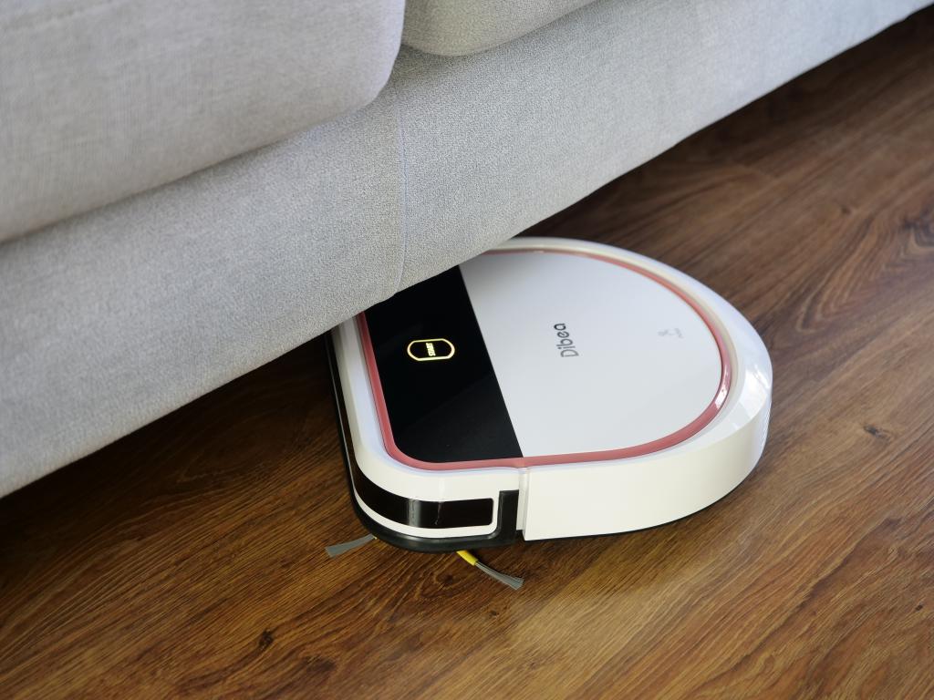 Dibea D500 PRO - recenzja taniego robota sprzątającego z mopowaniem - pod kanapą