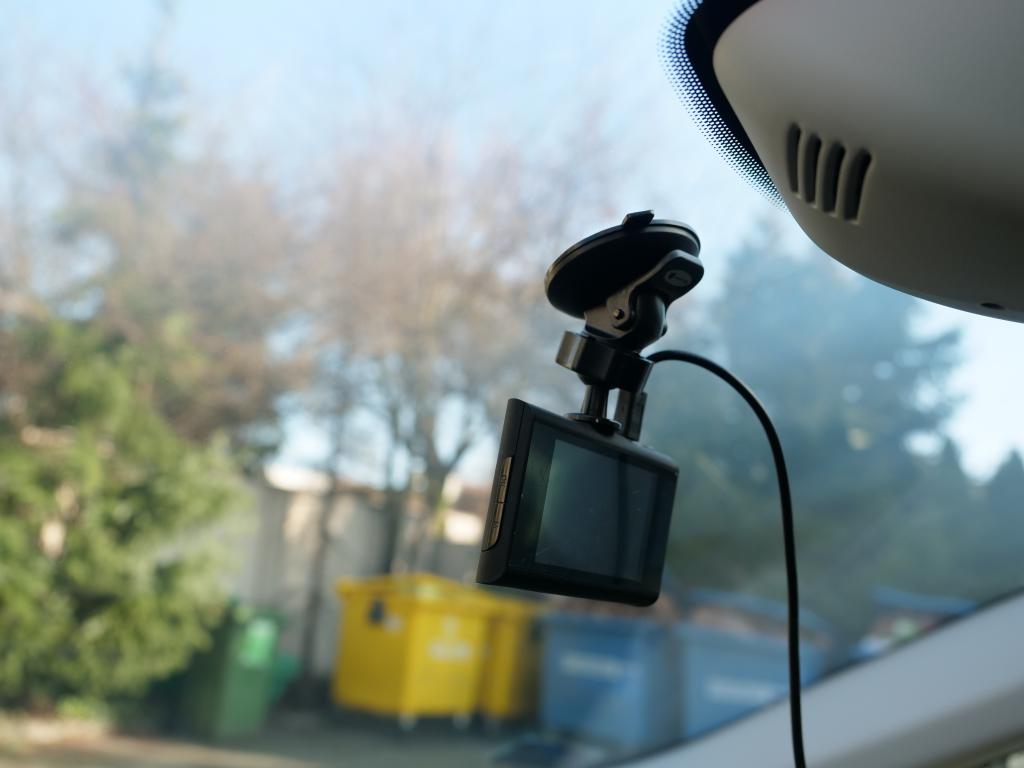 Navitel R400 NV - recenzja wideorejestratora samochodowego za mniej niż 200 zł - kamera zamontowana