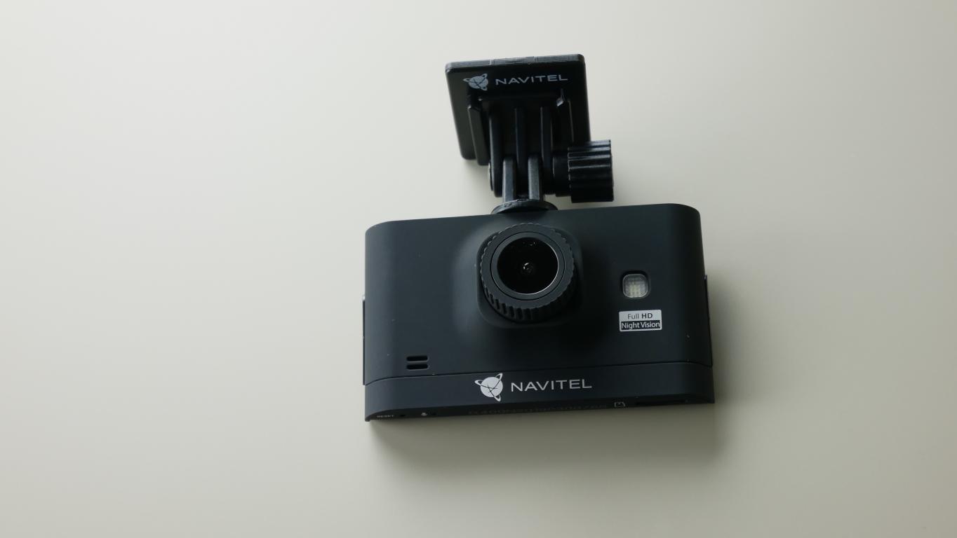 Navitel R400 NV - recenzja wideorejestratora samochodowego za mniej niż 200 zł - uchwyt z taśmą 3M