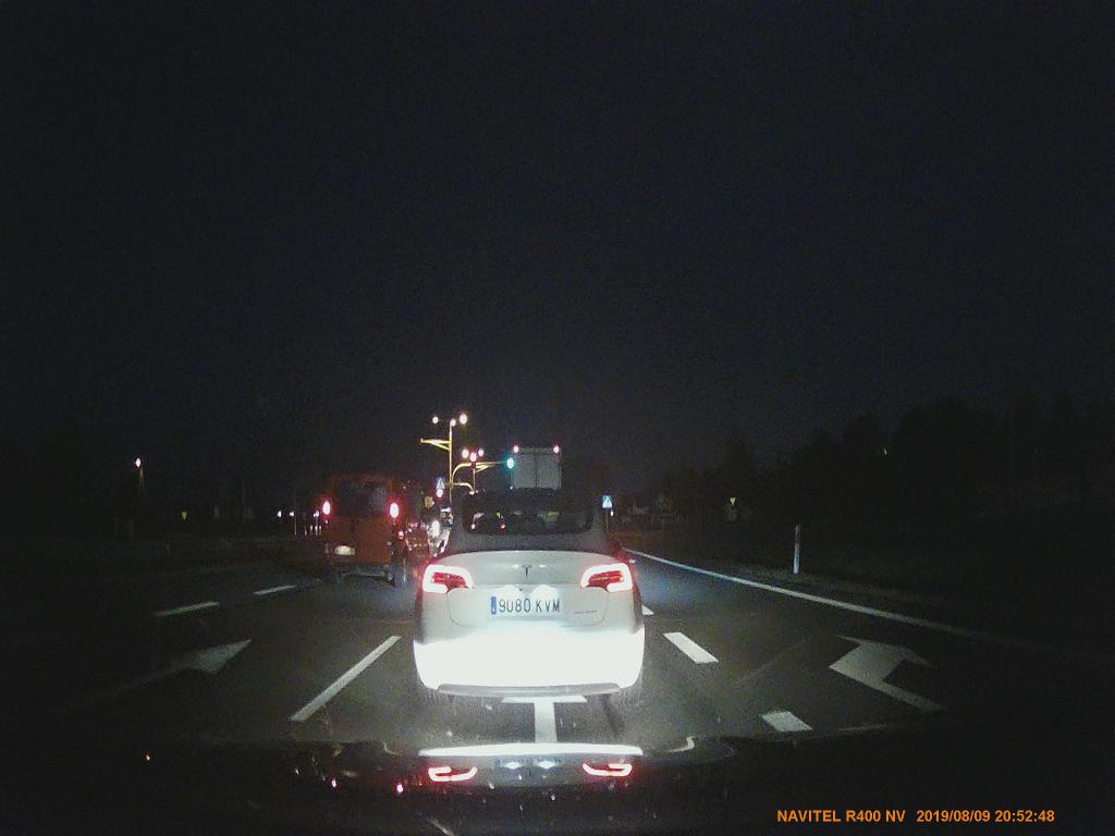 Navitel R400 NV - recenzja wideorejestratora samochodowego za mniej niż 200 zł - zdjęcie nocą Tesla