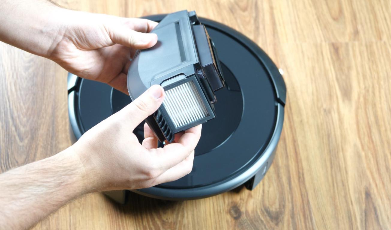 Recenzja iRobot Roomba e5 - pojemnik na kurz i filtr HEPA