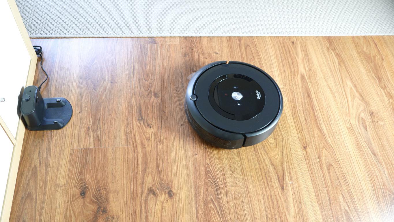 Recenzja iRobot Roomba e5 - powrót do ładowania