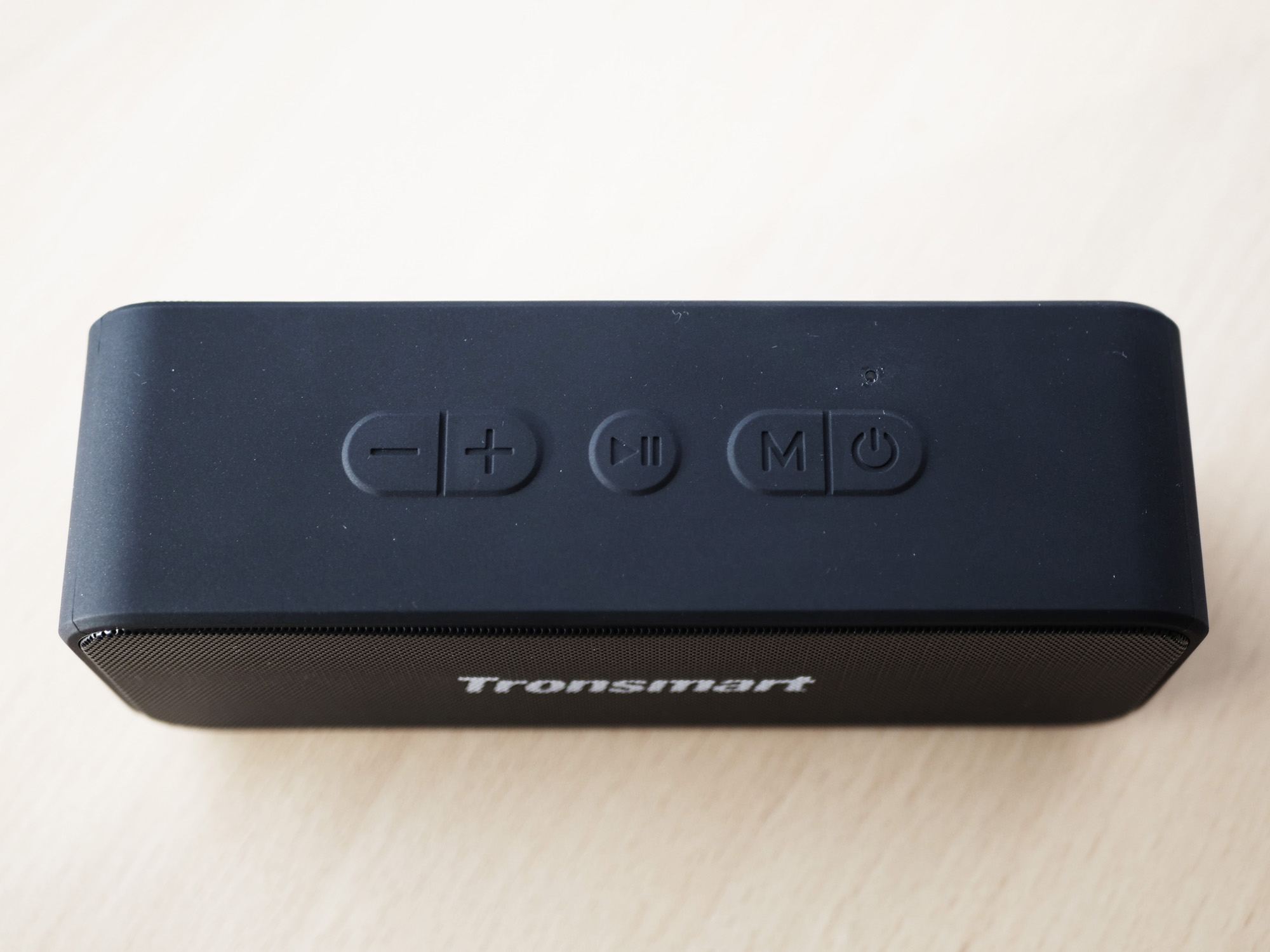 Tronsmart Element T2 Plus - dobra jakość w przystępnej cenie - głośnik Bluetooth na stoliku - górny panel