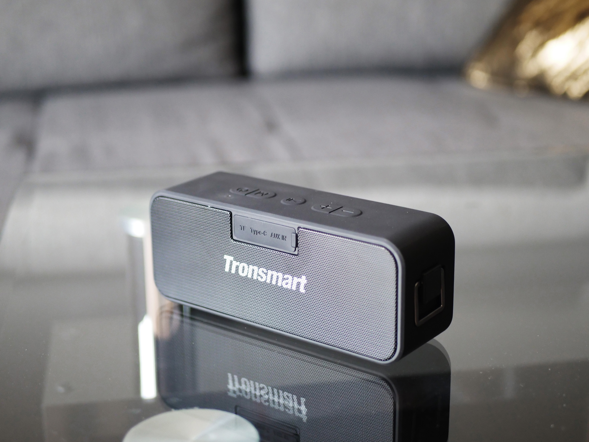 Tronsmart Element T2 Plus - dobra jakość w przystępnej cenie - głośnik Bluetooth na szklanym stoliku