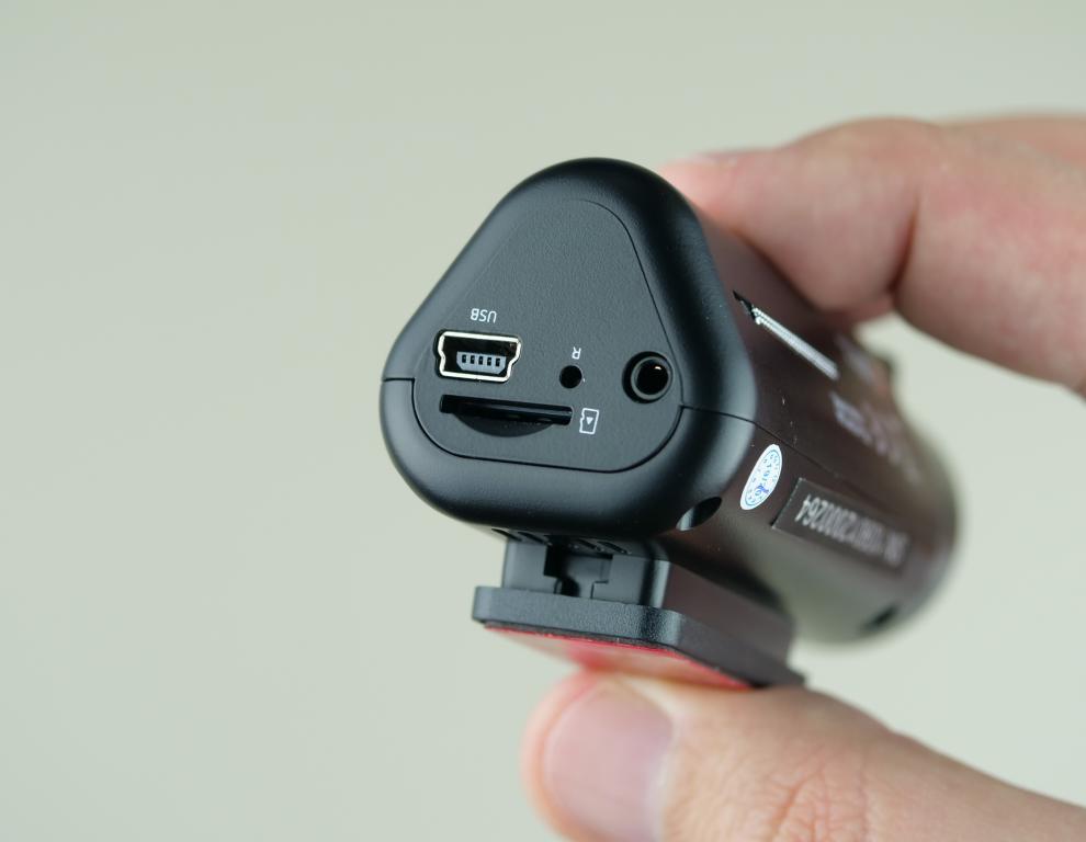Xblitz S4 - recenzja mini kamery samochodowej - sloty na kamerze