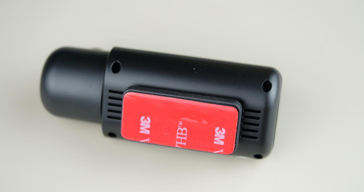 Xblitz S4 - recenzja mini kamery samochodowej - uchwyt na taśmę 3M