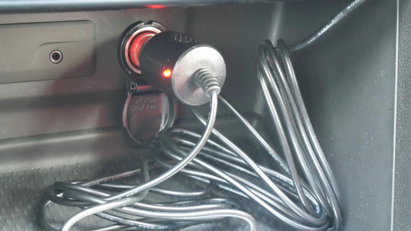 Xblitz S4 - recenzja mini kamery samochodowej - ładowarka w gniazdku na zapalniczkę