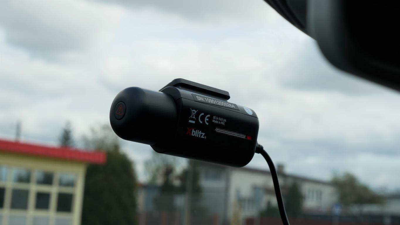 Xblitz S4 - recenzja mini kamery samochodowej - kamera po zamontowaniu