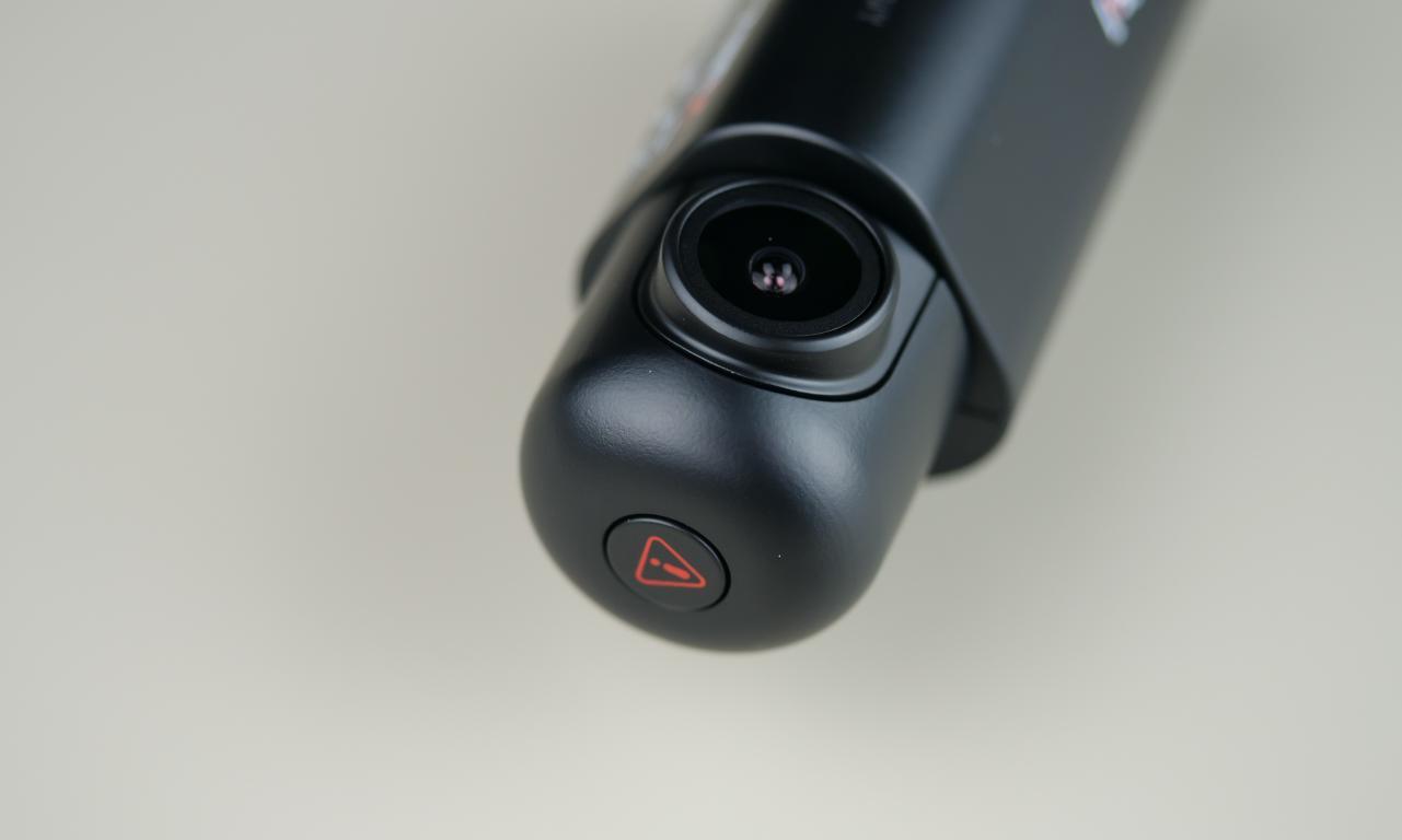 Xblitz S4 - recenzja mini kamery samochodowej - przycisk zabezpieczenia nagrania