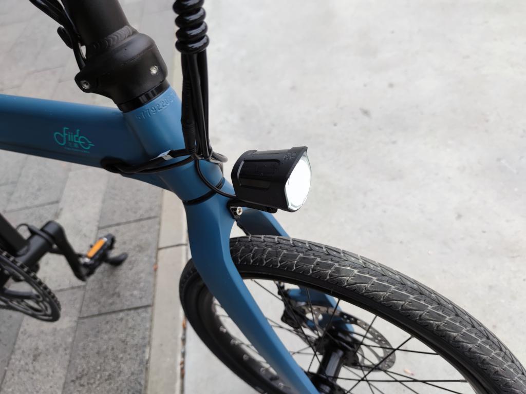 Fiido D11 - recenzja roweru elektrycznego o ogromnym zasięgu - lampa przednia