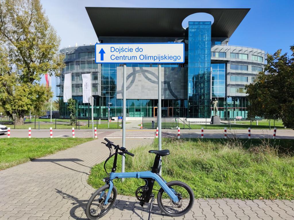 Fiido D11 - recenzja roweru elektrycznego o ogromnym zasięgu - rower z Centrum Olimpijskim w tle