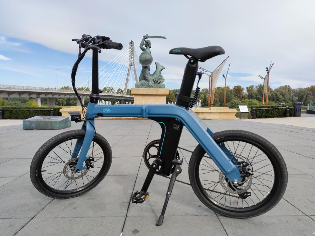 Fiido D11 - recenzja roweru elektrycznego o ogromnym zasięgu - rower z warszawską syrenką w tle