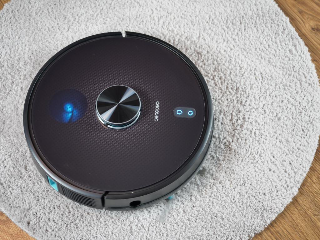 Cecotec Conga 5490 - recenzja robota sprzątającego o ogromnej mocy - na gęstym dywanie