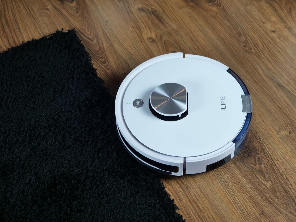 iLife L100 - recenzja robota sprzątającego - wjazd na czarny dywan
