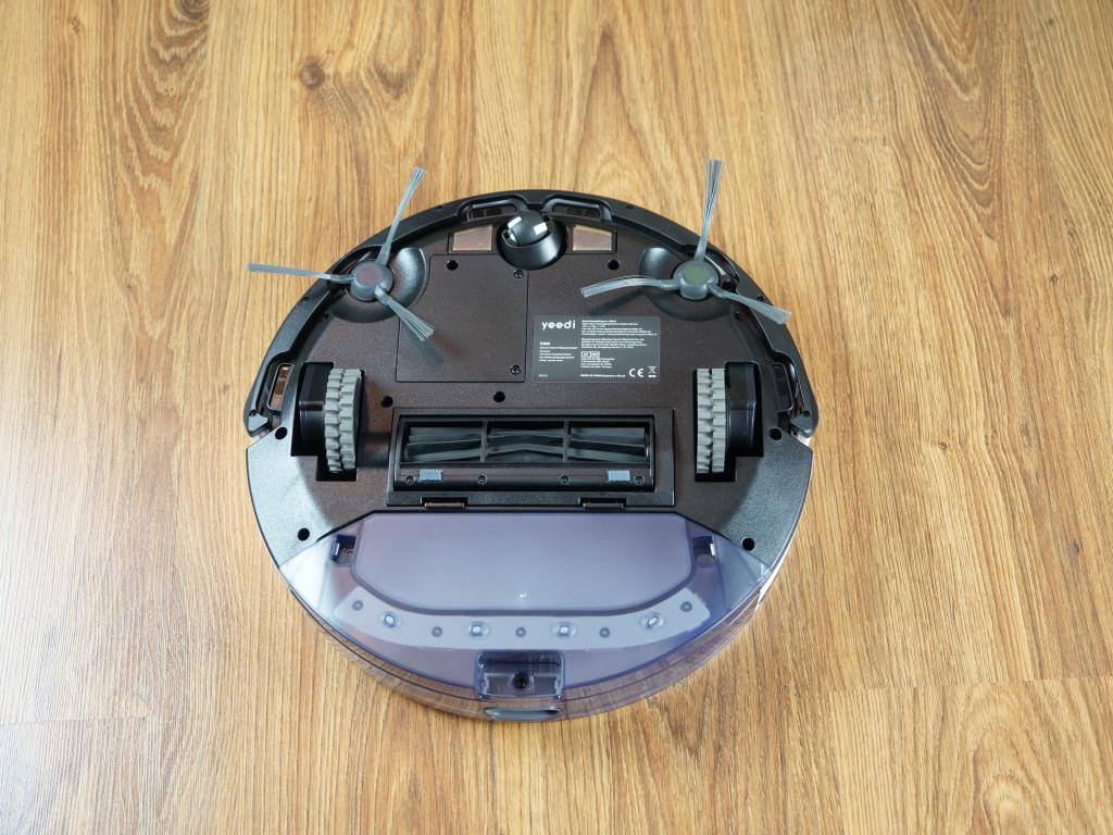 Yeedi K650 - recenzja taniego robota sprzątającego z Aliexpress - spód robota z gumową szczotką