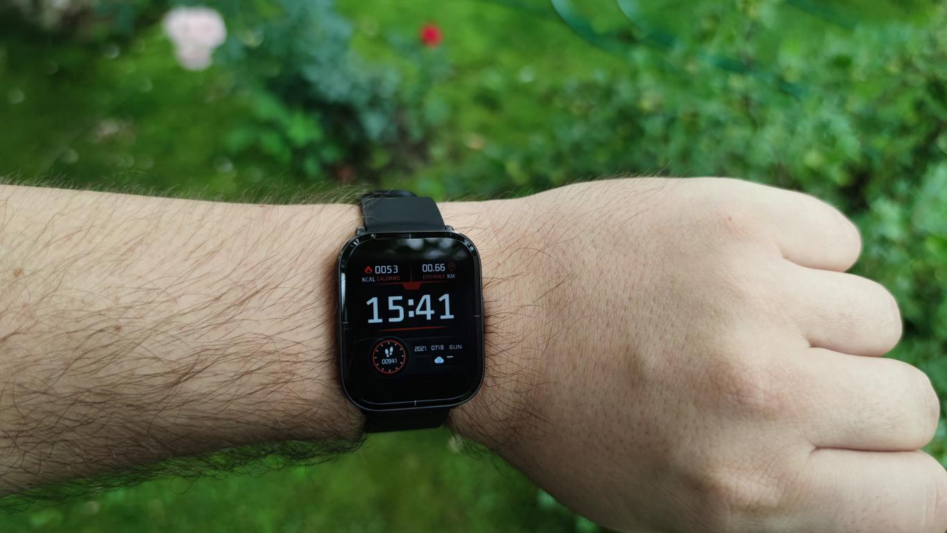 Mibro Color - recenzja smartwatcha w super cenie - widok w ogródku