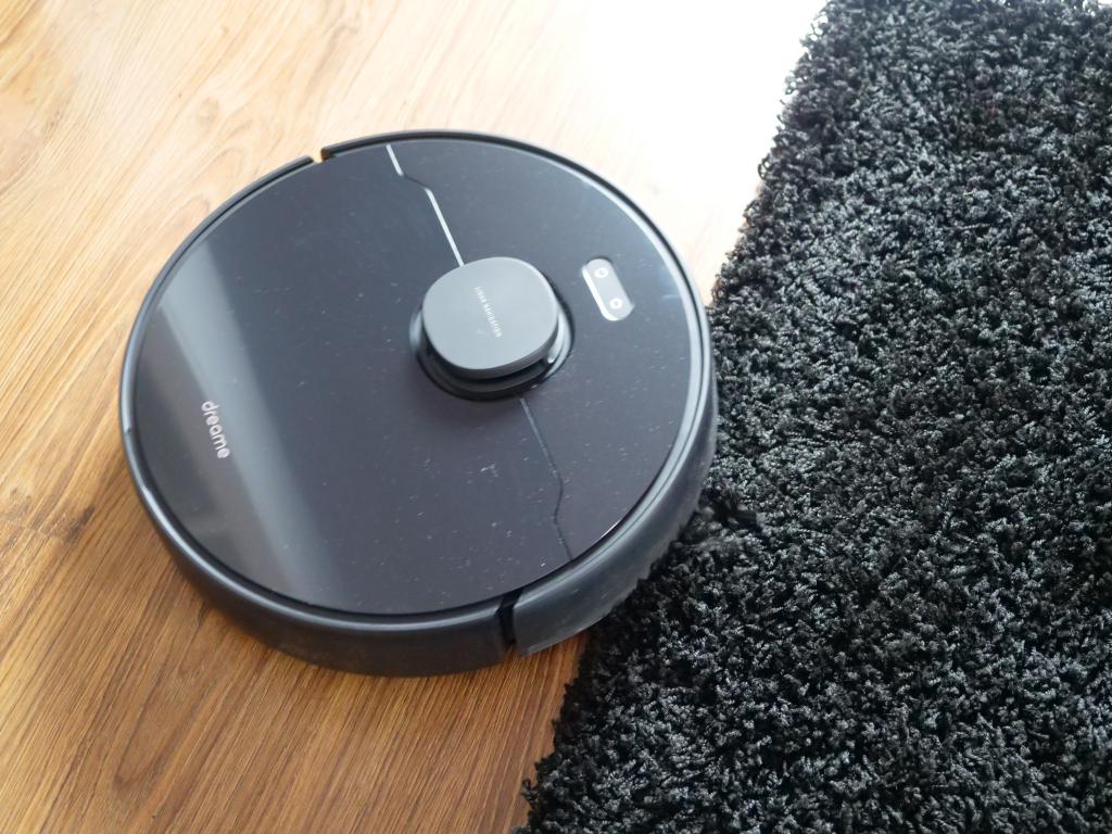 Dreame Bot D9 Max - recenzja robota sprzątającego o zwiększonej mocy - wjazd na czarny dywan