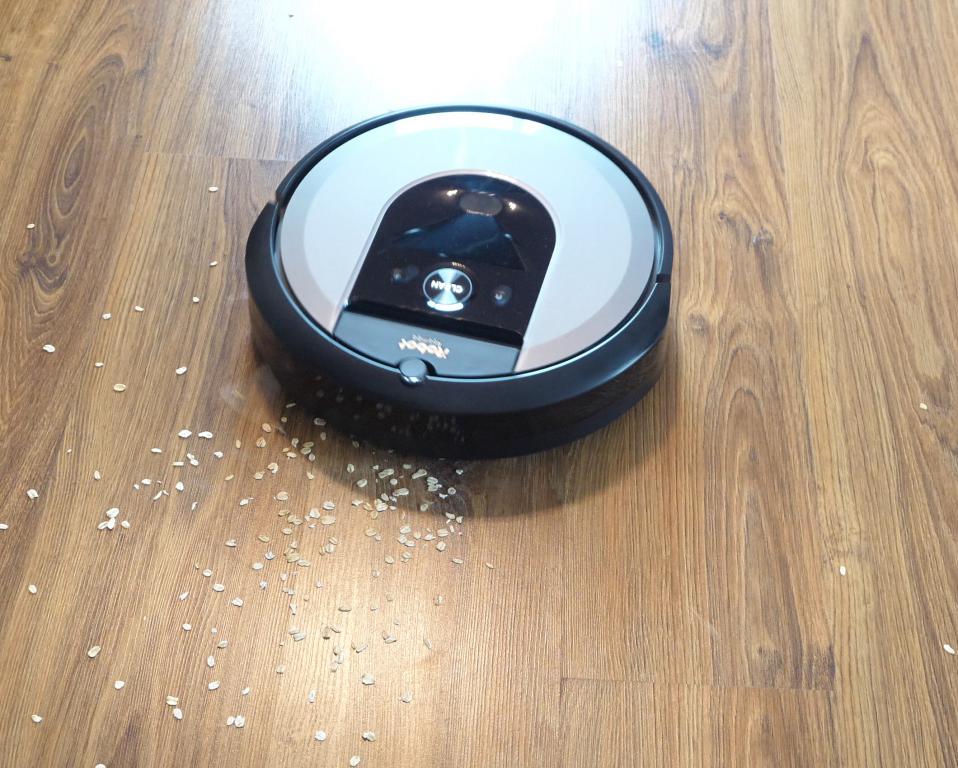 iRobot Roomba i7 - odkurzanie płatków