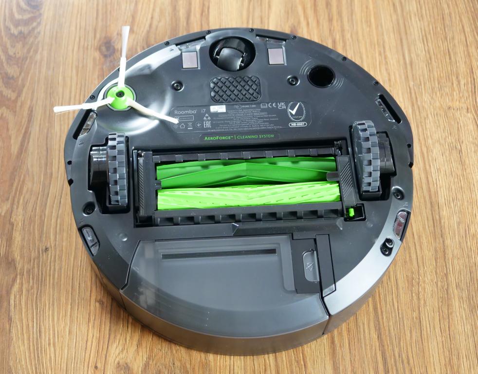 recenzja iRobot Roomba i7 - spód robota