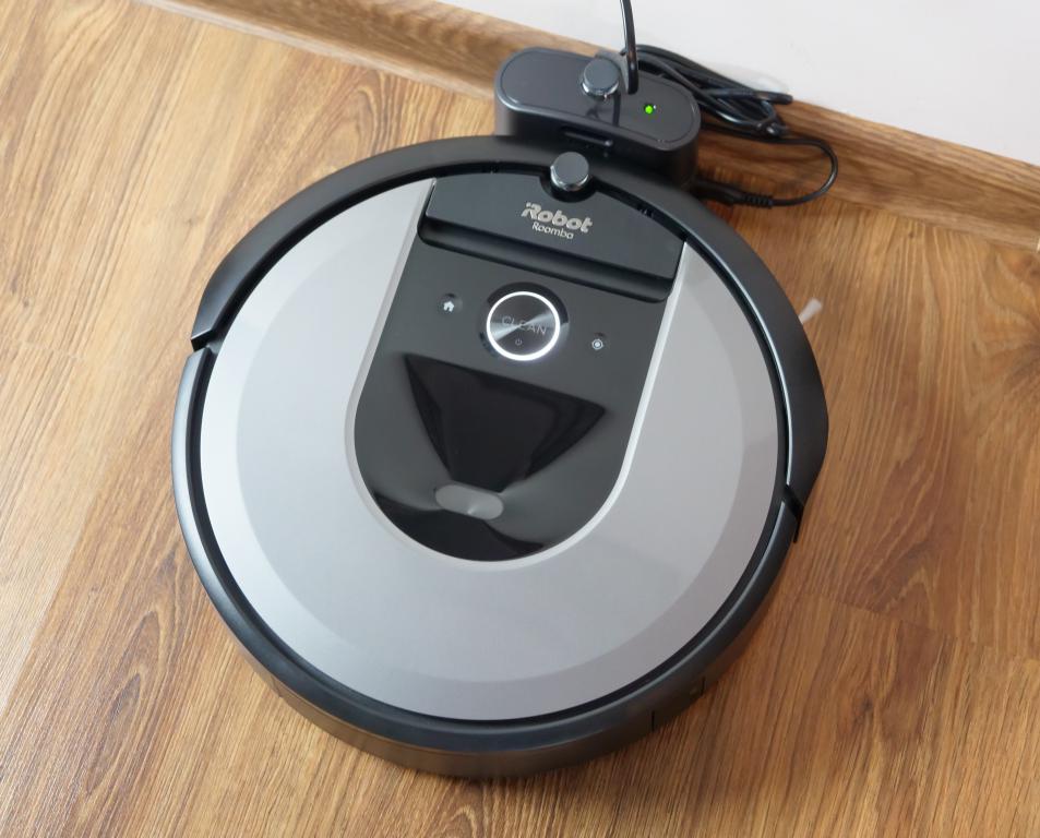 recenzja iRobot Roomba i7 - stacja dokująca