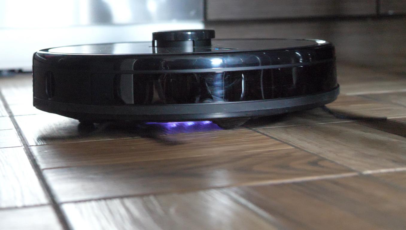 RoboJet X-Level - recenzja robota sprzątającego - lampa UV na płytkach