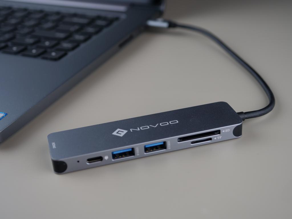HUB USB-C NOVOO z Aliexpress - świetny sposób na dodatkowe gniazda w laptopie - HUB i laptop