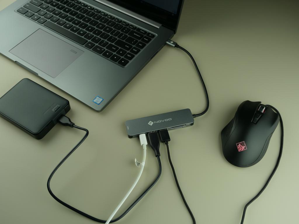 HUB USB-C NOVOO z Aliexpress - świetny sposób na dodatkowe gniazda w laptopie - podpięta myszka
