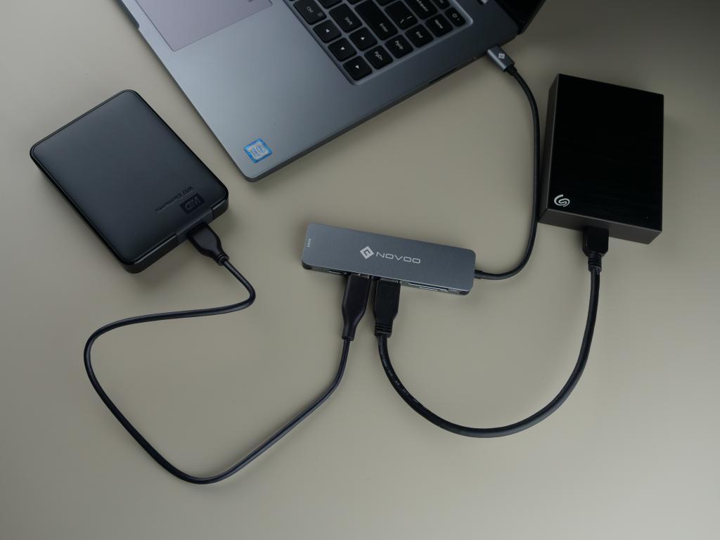 HUB USB-C NOVOO z Aliexpress - świetny sposób na dodatkowe gniazda w laptopie - podpięte dyski twarde