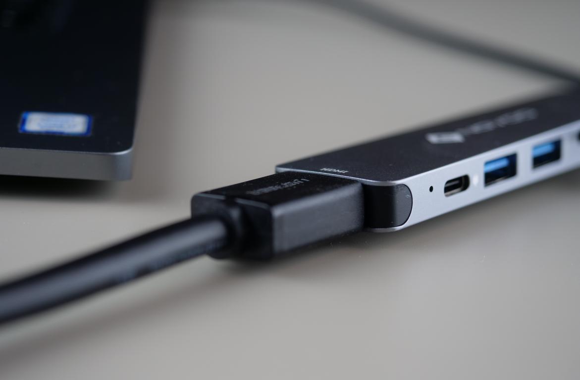 HUB USB-C NOVOO z Aliexpress - świetny sposób na dodatkowe gniazda w laptopie - podpięty kabel HDMI